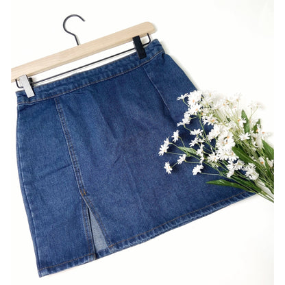 Dark wash side slit denim mini skirt